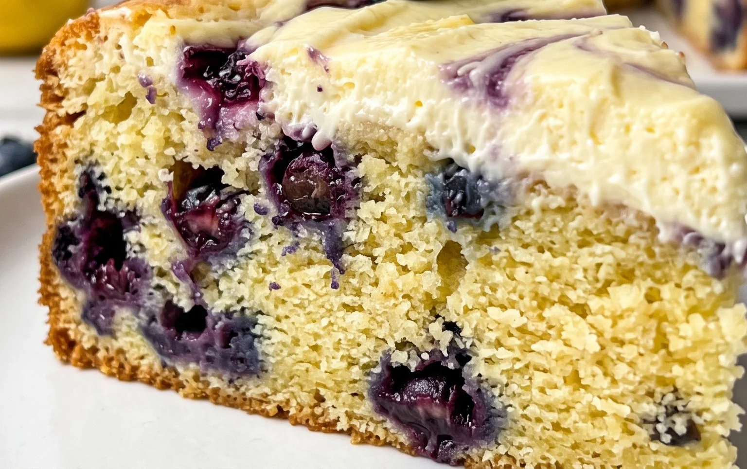 Zitronen-Blaubeer-Kuchen mit Cheesecake-Topping